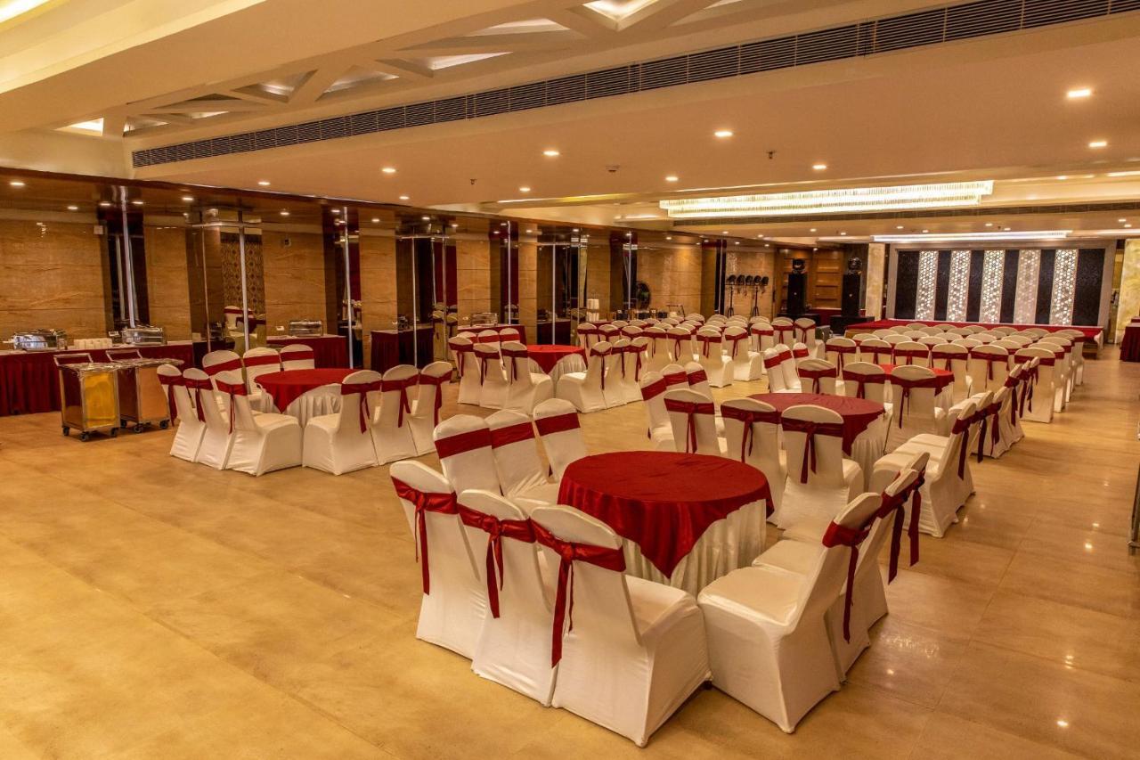 Dng The Grand Hotel Kanpur Exterior photo